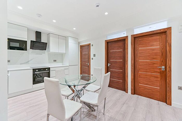 2 Bedroom Flat To Rent In .Clapham Road, Stockwell, London, SW9