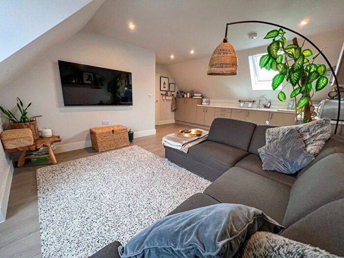 1 Bedroom Flat For Sale In Pavilion Place, East Molesey, KT8