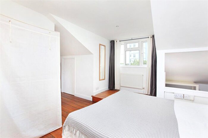 1 Bedroom Flat For Sale In Battersea Park Court, - Battersea Park Road, SW11