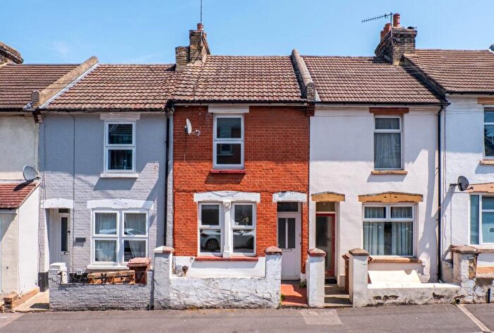 2 Bedroom Terraced House For Sale In Victoria Road, Chatham, ME4
