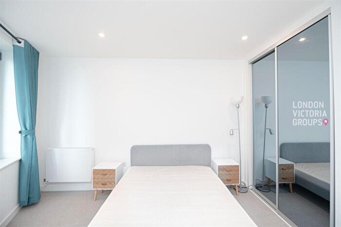 1 Bedroom Apartment To Rent In Skyline Apartments, Makers Yard, London, E3
