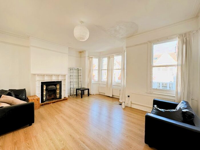 3 Bedroom Flat To Rent In Norfolk House Road, London, SW16