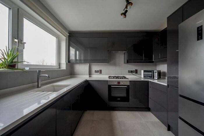 2 Bedroom Flat To Rent In Putney Hill, Putney, London SW15