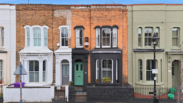 3 Bedroom Terraced House For Sale In Lichfield Road, Bow, E3