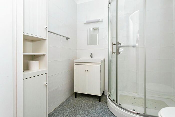 1 Bedroom Flat For Sale In Flintergill Court, Milton Keynes, Buckinghamshire, MK13