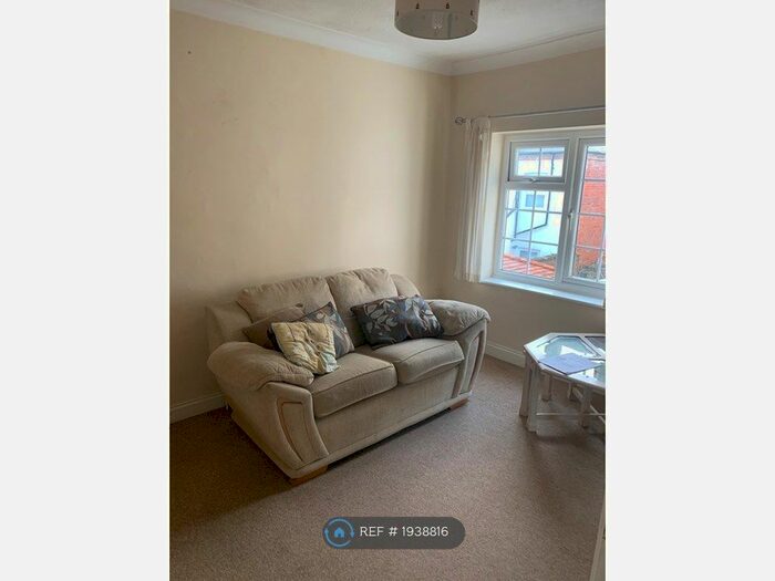 2 Bedroom Flat To Rent In Bear Lane, Farnham, GU9