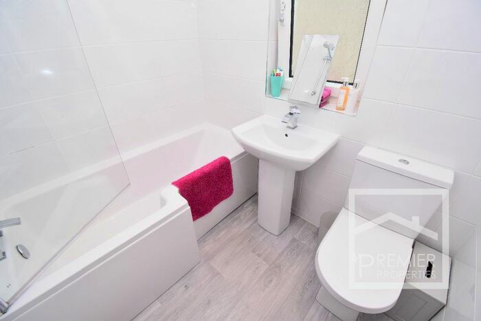 3 Bedroom End Of Terrace House For Sale In Drumvale Drive, Chryston, Glasgow, G69