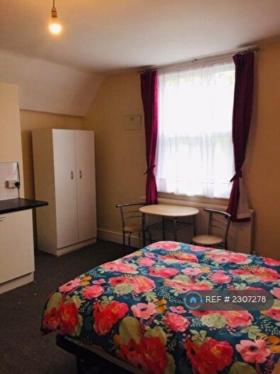 Studio To Rent In Green Lanes, London, N4