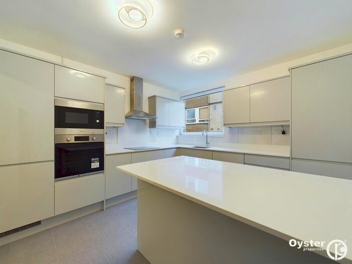 2 Bedroom Flat To Rent In Great North Road, London, N2