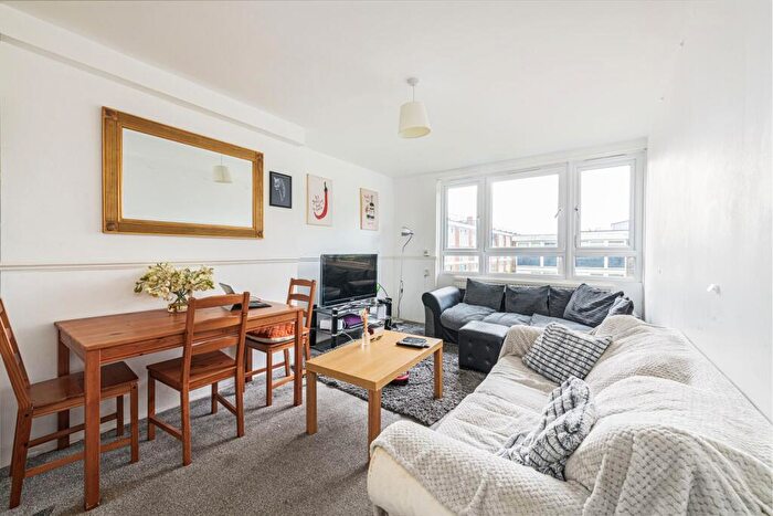 3 Bedroom Maisonette For Sale In Heron House, SW11