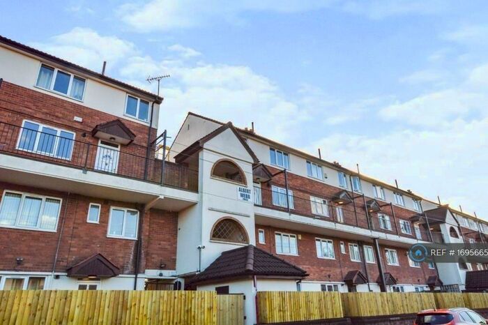 4 Bedroom Maisonette To Rent In Albert Webb House, Salford, M5