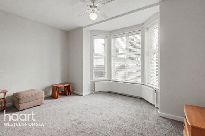 1 Bedroom Flat For Sale In Shorefield Gardens, Westcliff-On-Sea, SS0