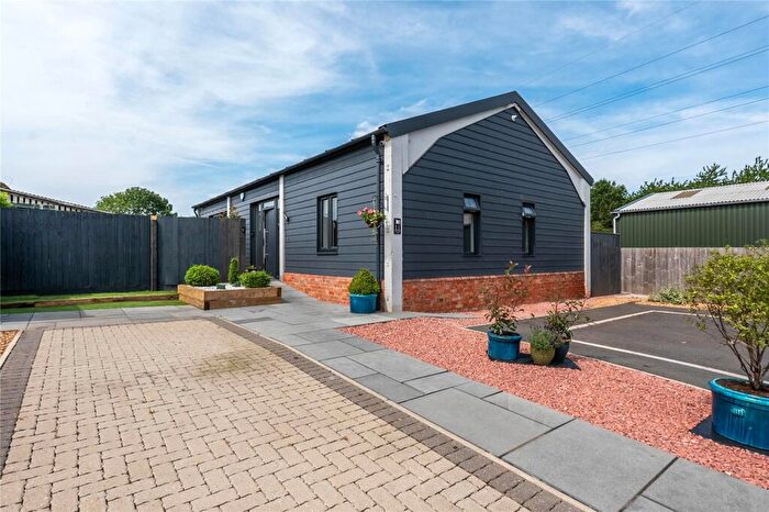 2 Bedroom Bungalow For Sale In Bull Farm Close, Hockliffe, Bedfordshire, LU7