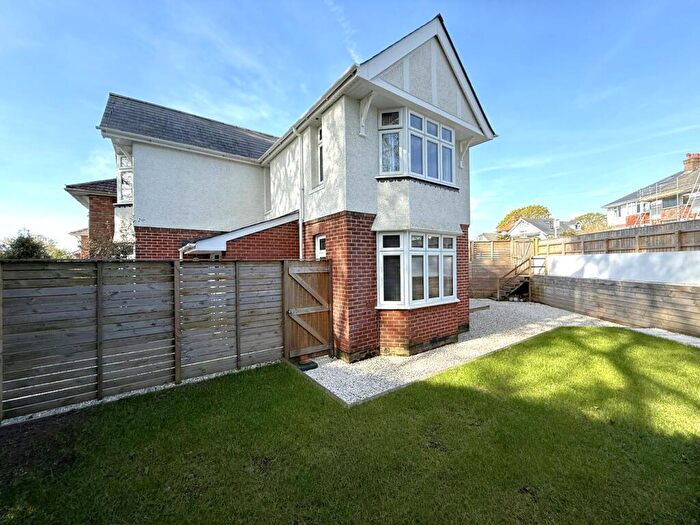 3 Bedroom Detached House For Sale In Ringwood Road, Poole, BH14