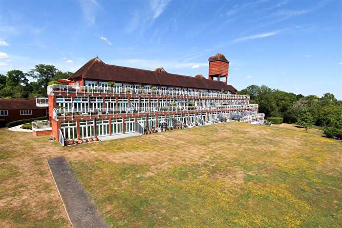 2 Bedroom Apartment For Sale In Elizabeth Drive, Banstead, SM7