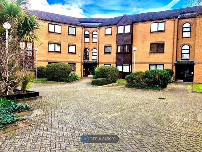 1 Bedroom Flat To Rent In Westgate Court, Waltham Cross, EN8