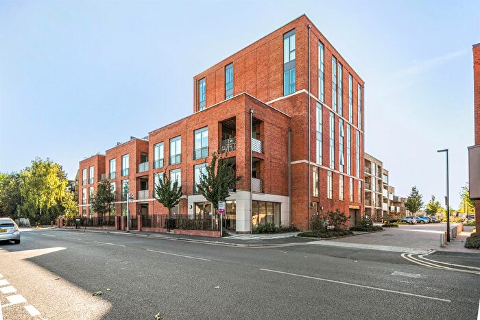 2 Bedroom Flat For Sale In Oakwood Crescent, London, N10