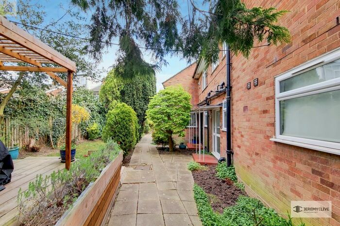 3 Bedroom Maisonette To Rent In Stoneyfields Lane, Edgware, HA8