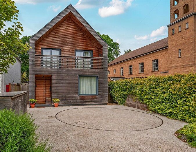4 Bedroom Detached House For Sale In New Wokingham Road, Crowthorne, Berkshire, RG45