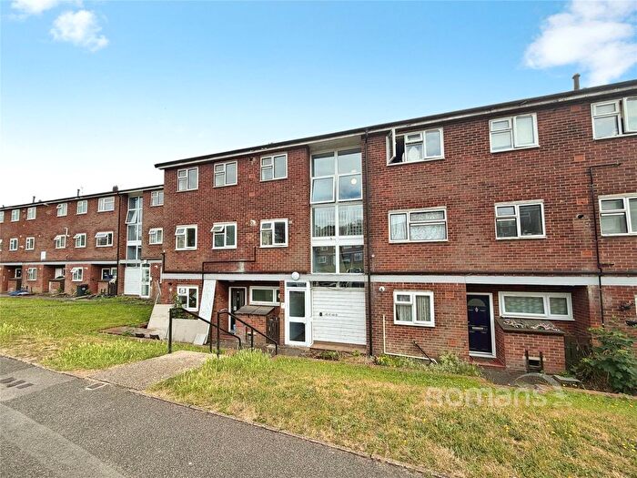 2 Bedroom Flat For Sale In Chapel Road, Camberley, Surrey, GU15