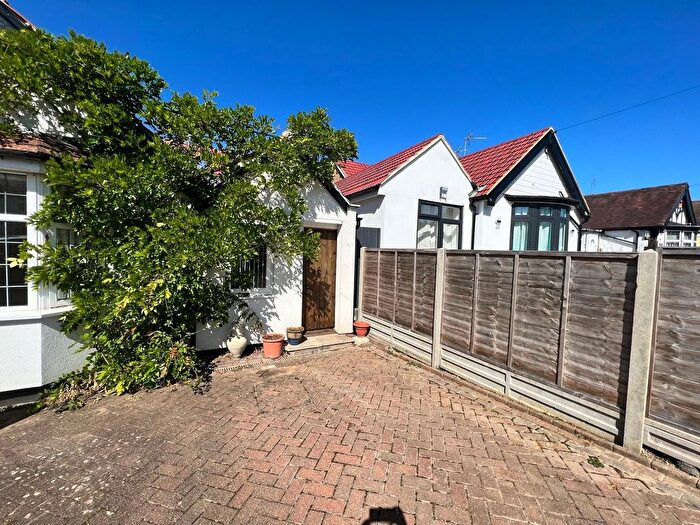 1 Bedroom Flat To Rent In Byng Drive, Potters Bar, EN6