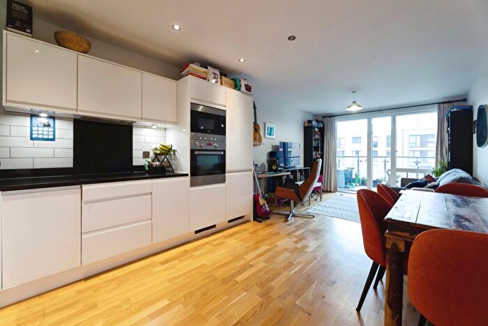 2 Bedroom Flat For Sale In Guthridge Close, London, E14