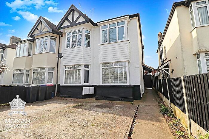2 Bedroom Flat For Sale In Bournemouth Park Road, Southend-On-Sea, SS2