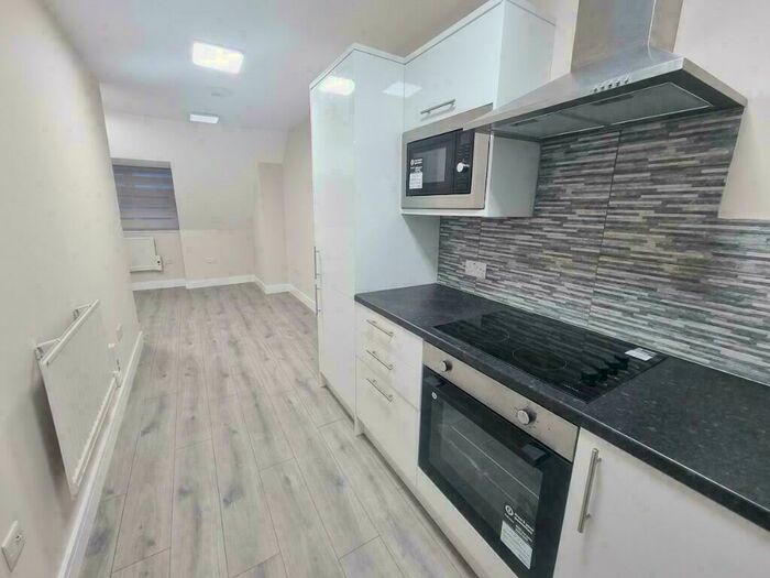 2 Bedroom Flat To Rent In The Market Place, Falloden Way, London, NW11