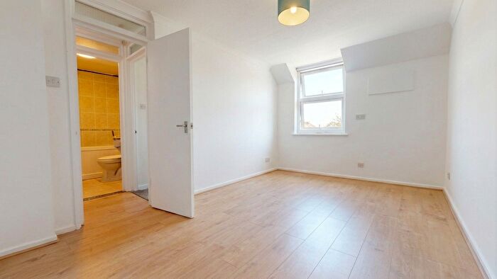 2 Bedroom Flat To Rent In Lime Row, Erith, DA18