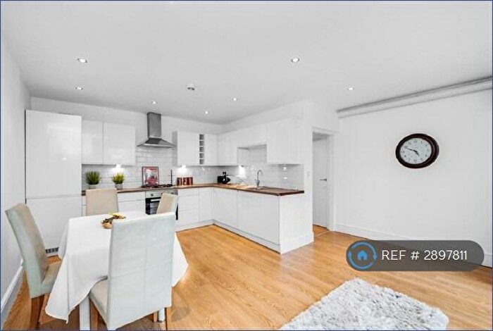 3 Bedroom Flat To Rent In Foxberry Road, London, SE4