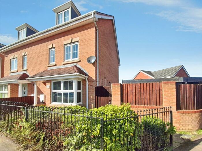 4 Bedroom Semi Detached House For Sale In Sunningdale Way, Gainsborough, DN21