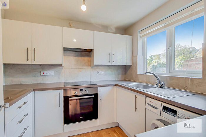 2 Bedroom Apartment To Rent In Bunning Way, London, N7
