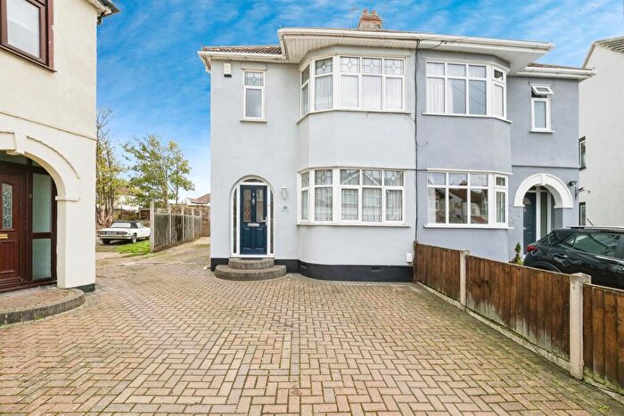 3 Bedroom Semi-Detached House For Sale In Hawthorn Avenue, Rainham, RM13