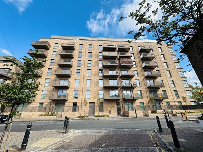 2 Bedroom Flat To Rent In Potters Road, Chelsea, London, SW6