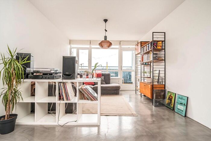 2 Bedroom Flat For Sale In Bradstock Road, Homerton, E9