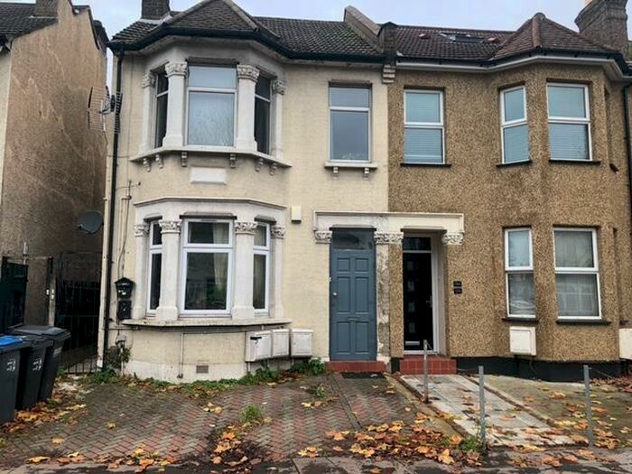 3 Bedroom Flat To Rent In Brighton Road, South Croydon, CR2