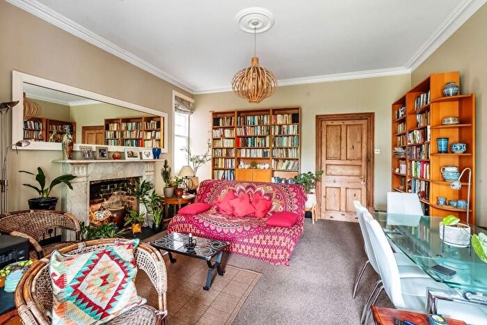 1 Bedroom Flat For Sale In Knoll Road, Dorking, RH4