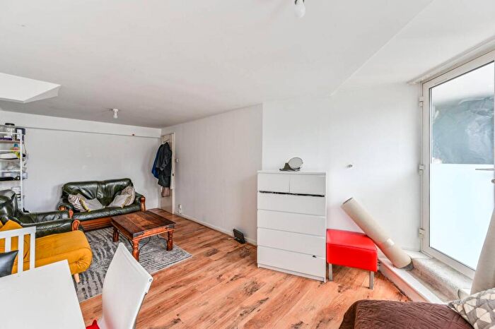 1 Bedroom Flat For Sale In Seaton Road, Kennington, London, SE11
