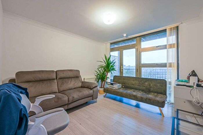 2 Bedroom Flat To Rent In Maltings Close, Tower Hamlets, London, E3