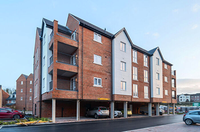 2 Bedroom Flat To Rent In Harp Avenue, Alton, Hampshire, GU34