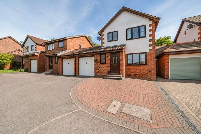 3 Bedroom Link Detached House For Sale In Lincolnshire Gardens, Warfield, Berkshire, RG42