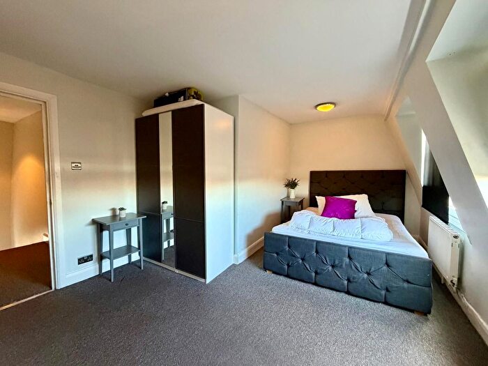 3 Bedroom Flat To Rent In Denmark Hill, London, SE5