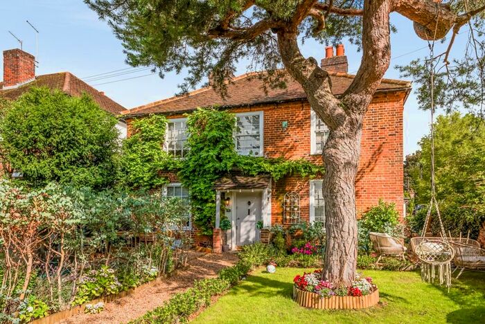 3 Bedroom Semi-Detached House To Rent In Little Common Stanmore, HA7