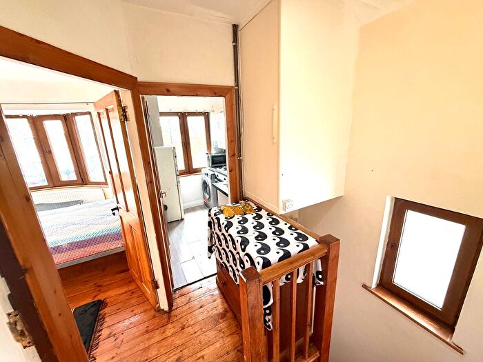 1 Bedroom Flat To Rent In Sunnycroft Road, First Floor Flat, Southall, UB1