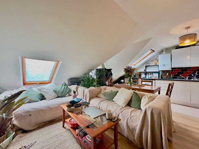 2 Bedroom Flat To Rent In Lucien Road, SW17