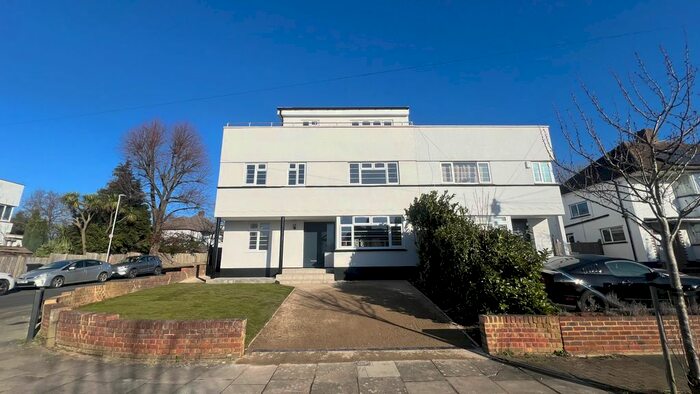 5 Bedroom Town House To Rent In Barnfield, New Malden, KT3