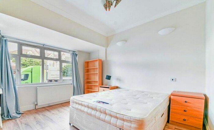 3 Bedroom Flat To Rent In Montana Road, London, SW17