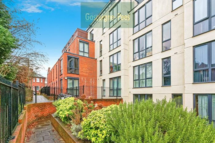 2 Bedroom Flat To Rent In Printing House Square, Guildford, GU1