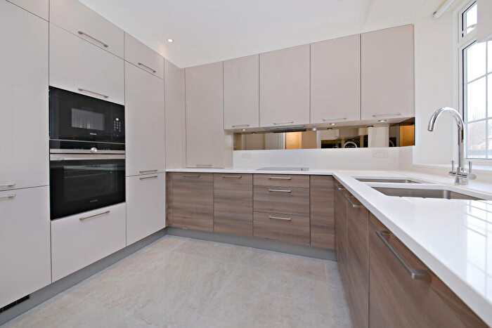 2 Bedroom Apartment To Rent In Beechcroft Avenue, Golders Green, NW11