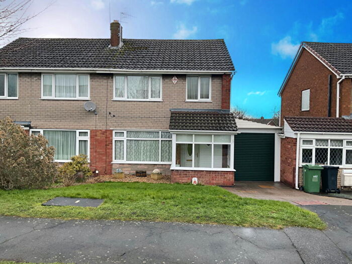 3 Bedroom Semi Detached House For Sale In New Farm Road, Stourbridge, West Midlands, DY9